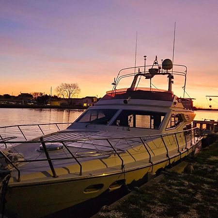 Nuit Insolite Bateau A Quai - Port Saint Louis Du Rhone Eksteriør billede