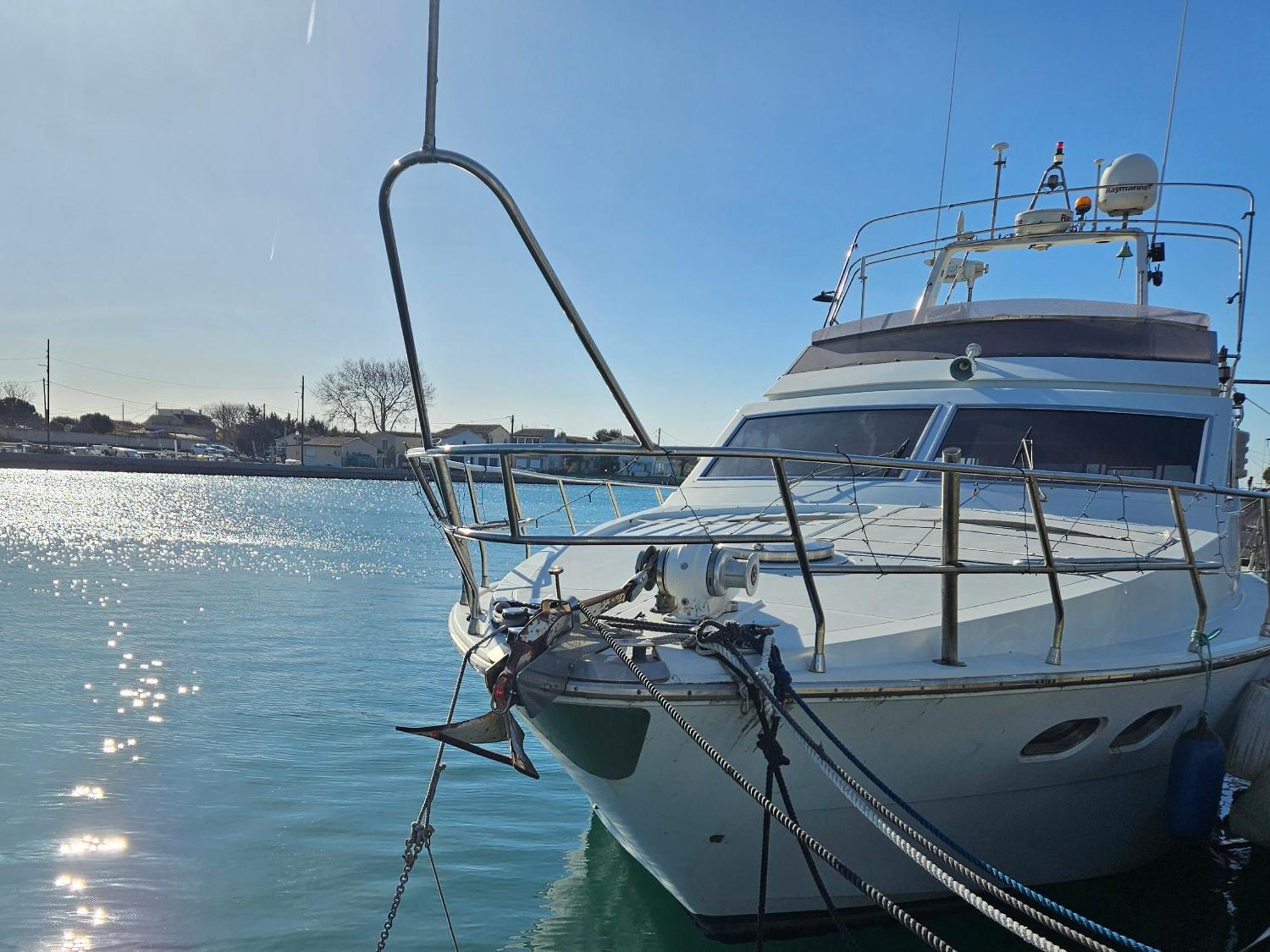 Nuit Insolite Bateau A Quai - Port Saint Louis Du Rhone Eksteriør billede