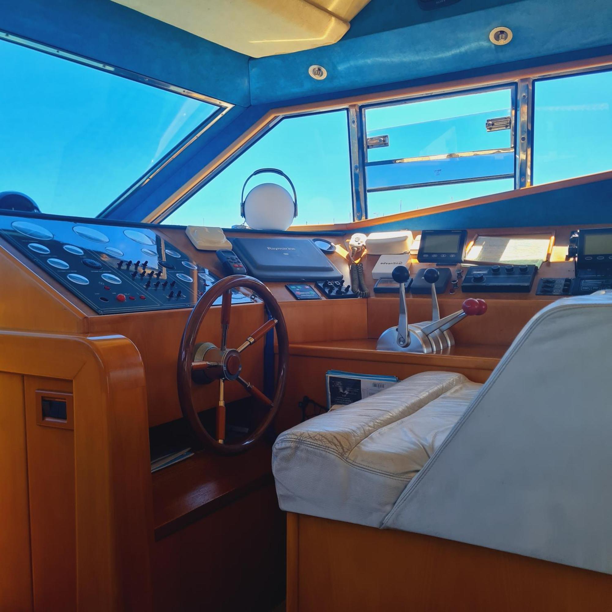 Nuit Insolite Bateau A Quai - Port Saint Louis Du Rhone Eksteriør billede