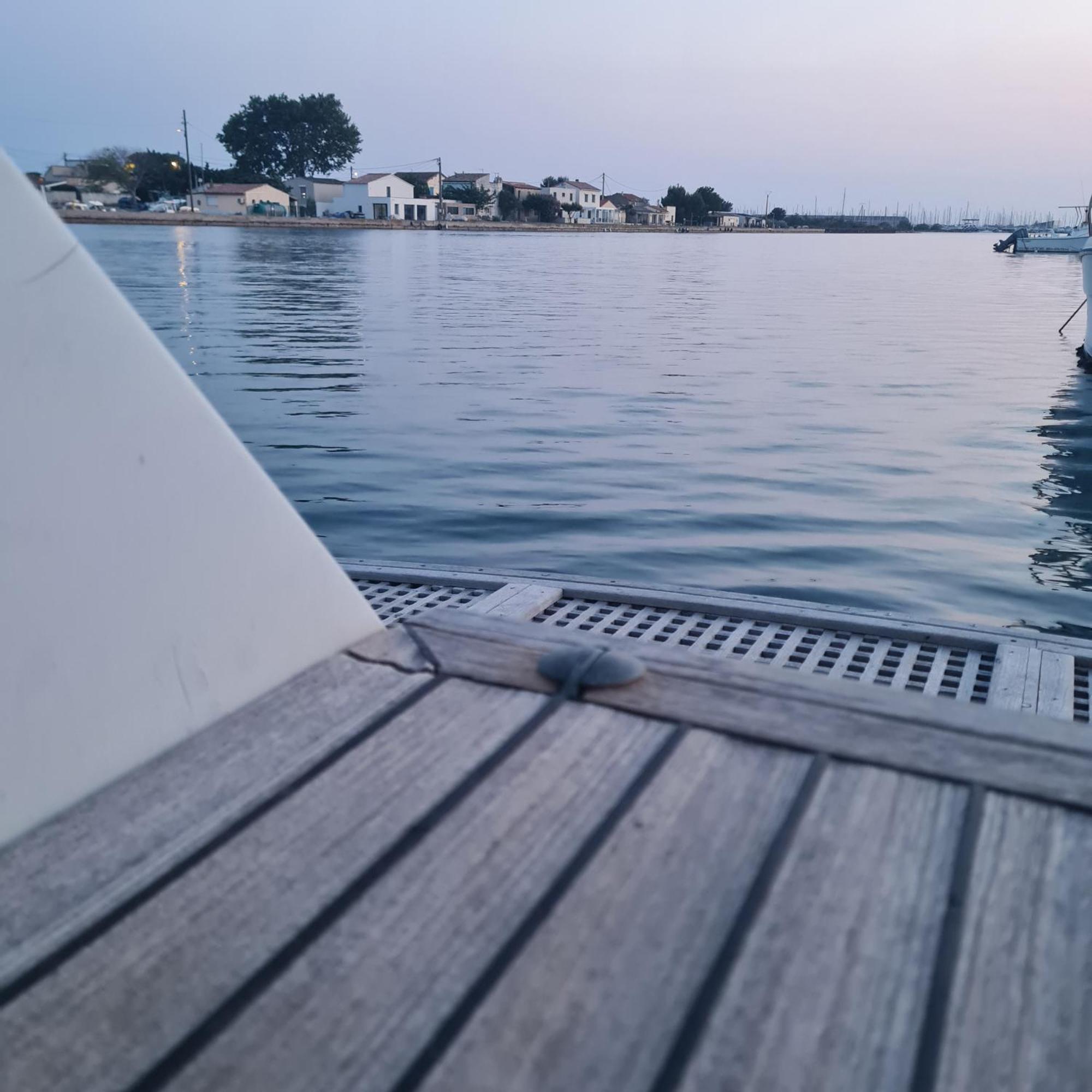 Nuit Insolite Bateau A Quai - Port Saint Louis Du Rhone Eksteriør billede