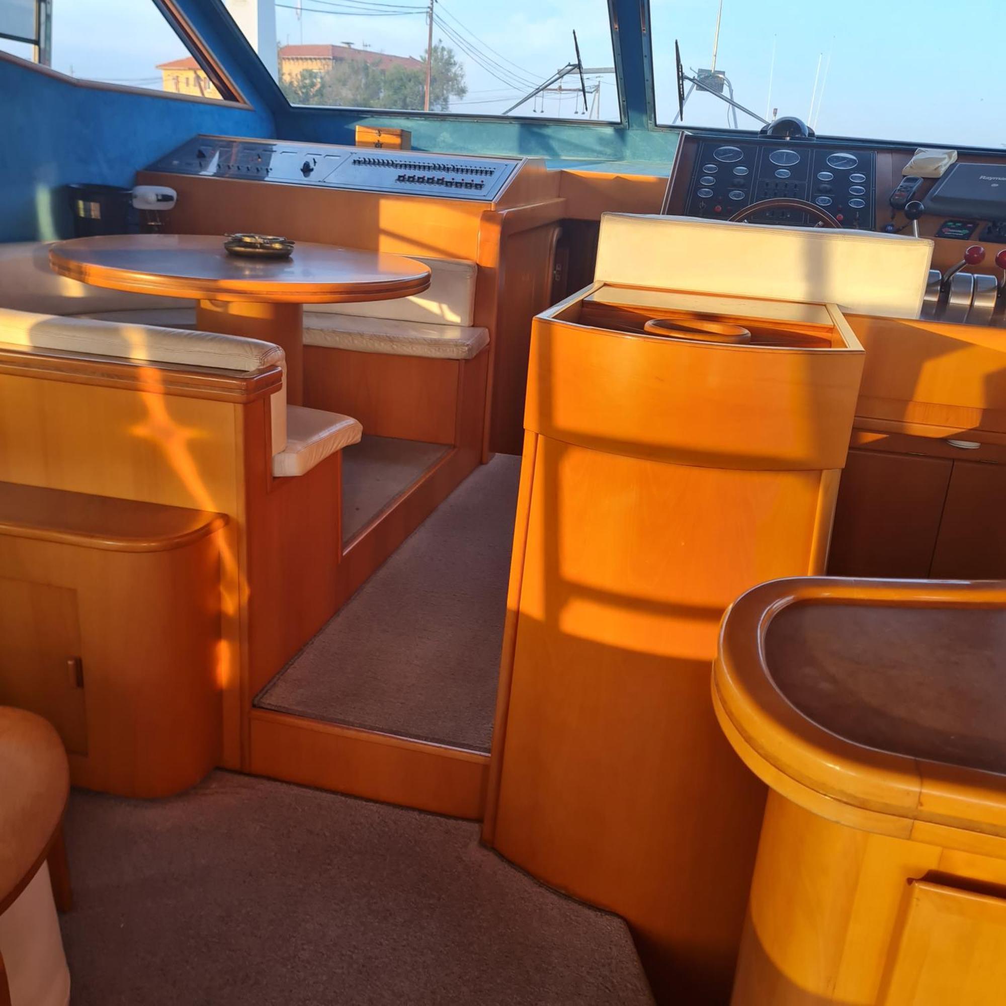 Nuit Insolite Bateau A Quai - Port Saint Louis Du Rhone Eksteriør billede